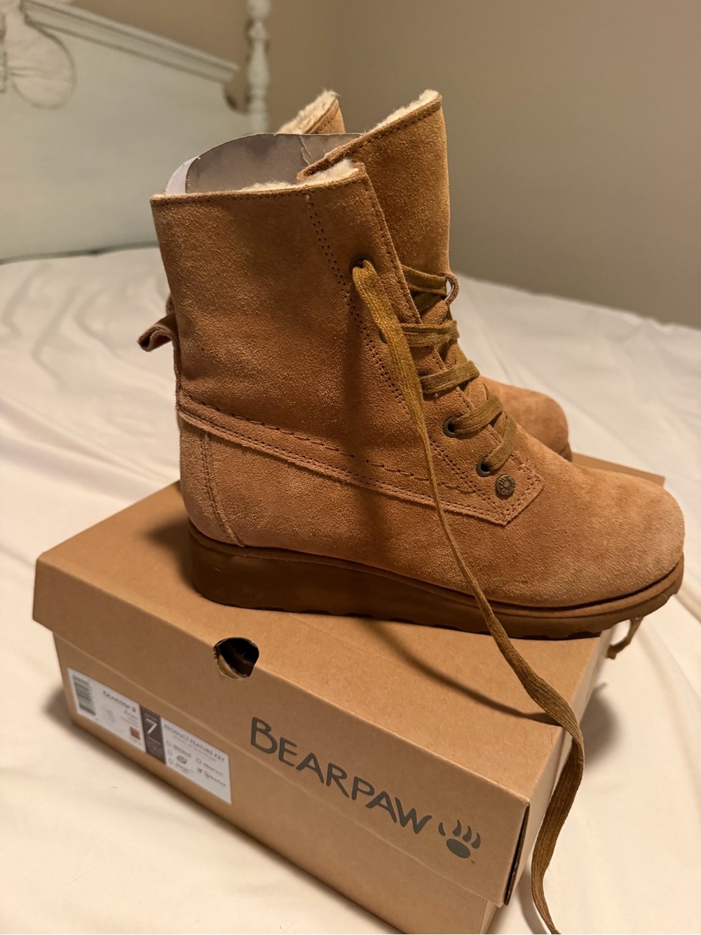 BearPaw Women's Krista Tan Suede Lace-Up Mid Ankle Boots women’s size 7